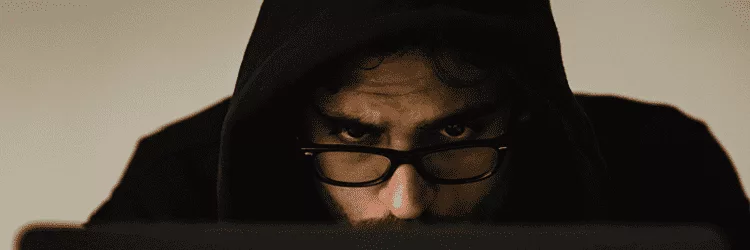 Hacker achter een laptop